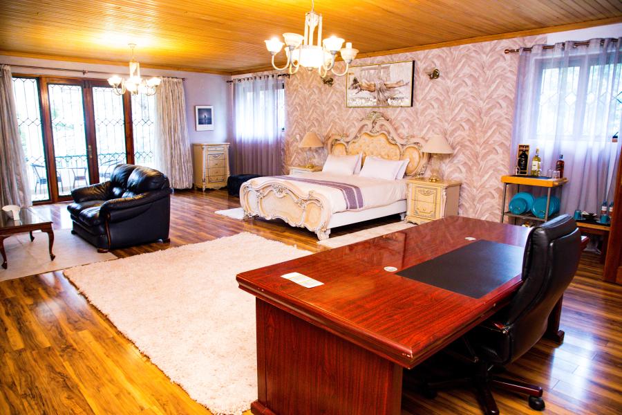 Executive/Honeymoon Suite